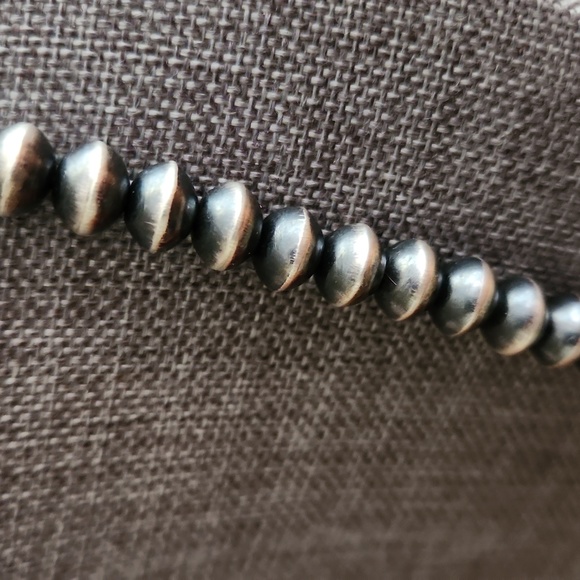 Stunning NWOT Native American Handmade Sterling Navajo Pearl Necklace 🩶🎁 - Picture 5 of 13